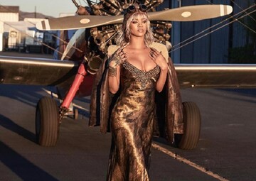 По глоточку: Рианна развеселила соцсети гламурной флягой