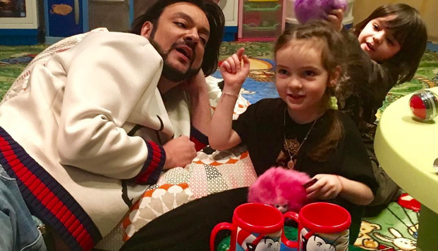 Дети Филиппа Киркорова трогательно поздравили отца с Днем святого Валентина: опубликовано видео