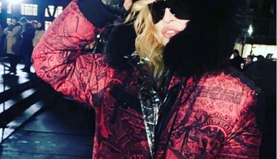 Голая грудь и пистолет: Мадонна снялась для итальянского Vogue