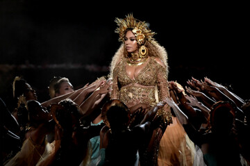 Беременная Бейонсе купила для своих будущих детей золотые кроватки