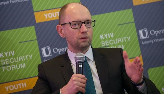 Яценюк стал хипстером: политик удивил новым образом