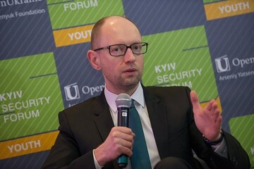 Яценюк стал хипстером: политик удивил новым образом