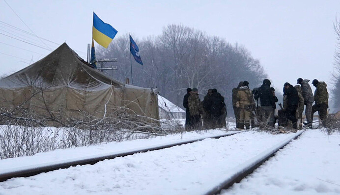 Старий метод батога і пряника: чому влада не говорить з українцями начистоту про блокаду