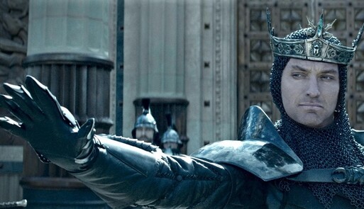 Гай Ричи показал, как Артур выбросил свой меч