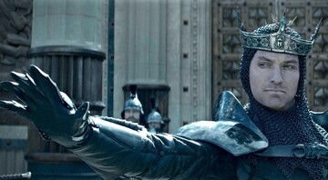 Гай Ричи показал, как Артур выбросил свой меч