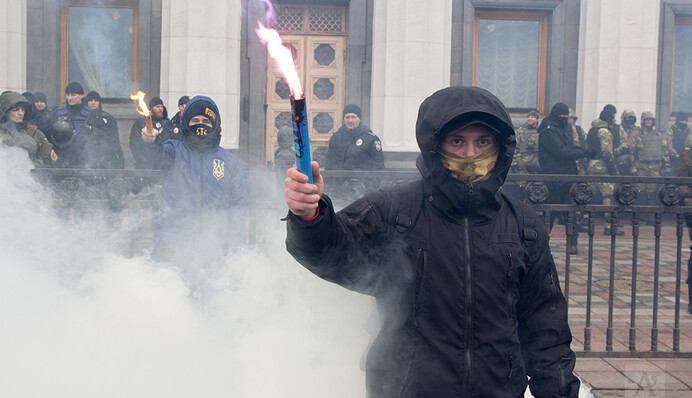 Файеры и билет до Липецка для Порошенко: самые яркие фото с марша националистов