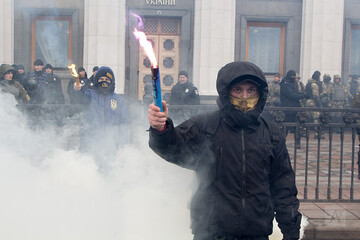 Фаєри і квиток до Липецька для Порошенка: найяскравіші фото з маршу націоналістів