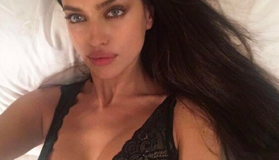 С четками и без живота: Ирина Шейк снялась для Vogue