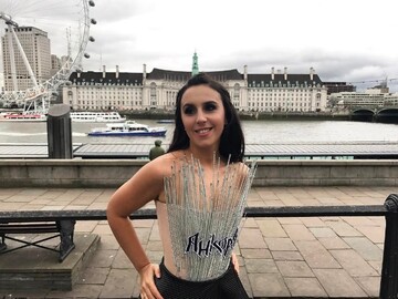 Джамала удивила поклонников неожиданным дизайнерским нарядом