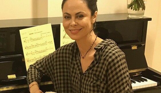 Жена Кличко с гантелями готовится к весне