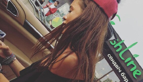 Купальный сезон открыт: Мария Яремчук устроила на улице Киева танцы в крошечном топе