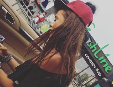 Купальный сезон открыт: Мария Яремчук устроила на улице Киева танцы в крошечном топе