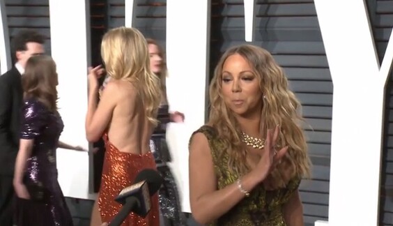 Вздох и платья нет: Мэрайя Кэри удивила декольте