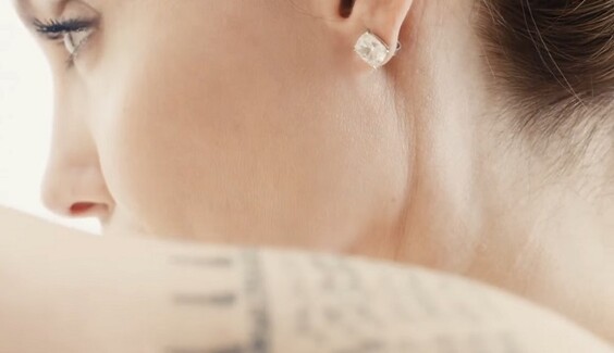 Анджелина Джоли разделась в рекламе парфюма: опубликовано видео