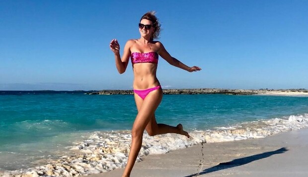 Звезды в бикини: ведущая 