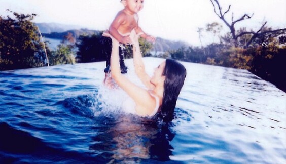 Ким Кардашьян учит годовалого сына делать селфи