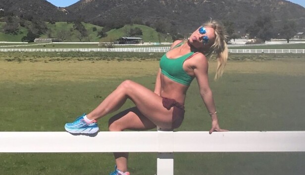 Бритни Спирс произвела фурор подтянутой фигурой и кубиками пресса: опубликованы фото и видео