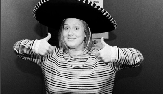 Адель устроила фанатам дождь из долларов