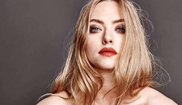 Беременная Аманда Сейфрид вышла в свет в экстремальном мини и на высоких каблуках