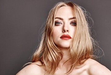 Беременная Аманда Сейфрид вышла в свет в экстремальном мини и на высоких каблуках