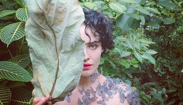 Чувственная Даша Астафьева украсила себя бабочками в новой фотосессии