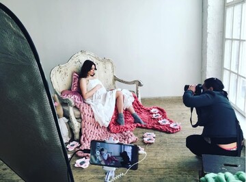 Беременная Анастасия Стоцкая устроила весеннюю фотосессию