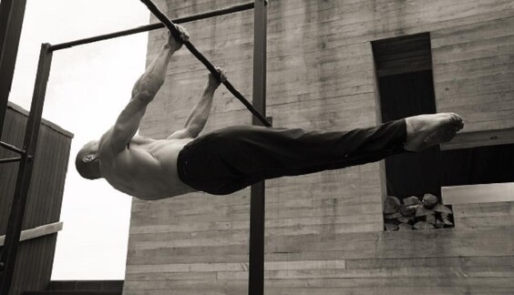 Джейсон Стэтхэм разделся и потягал железо