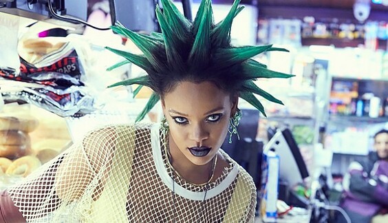 Шипы на голове и жакет на голое тело: Рианна показала, как ходит в магазин