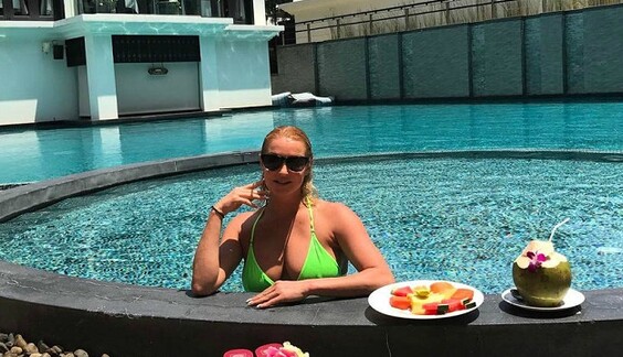 Анастасия Волочкова показала фирменный шпагат в бассейне