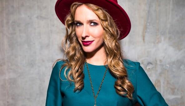 Катя Осадчая блеснула подтянутой фигурой через две недели после рождения сына