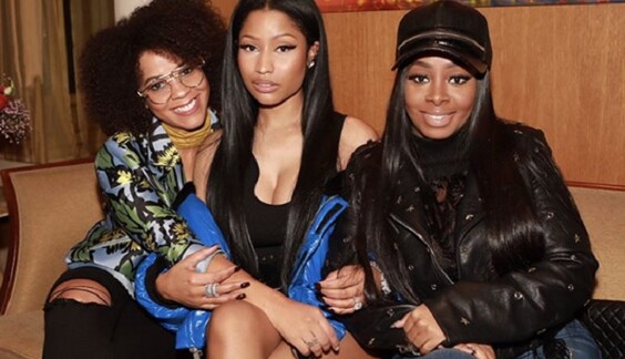 ​Скандал на Неделе моды в Париже: Ники Минаж пришла на показ топлес