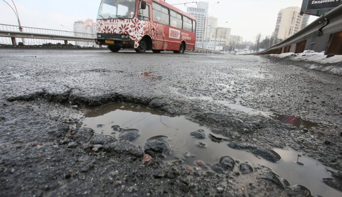 Мільярди в ями: чому українські дороги стають трасами смерті