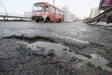 Миллиарды в ямы: почему украинские дороги становятся трассами смерти