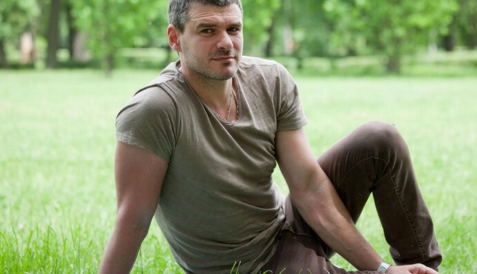 Вместо iPhone7: Арсен Мирзоян собирает деньги на детскую площадку