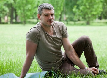 Вместо iPhone7: Арсен Мирзоян собирает деньги на детскую площадку