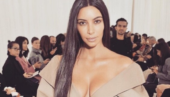 Она одета: Ким Кардашьян вышла в свет в скромном наряде