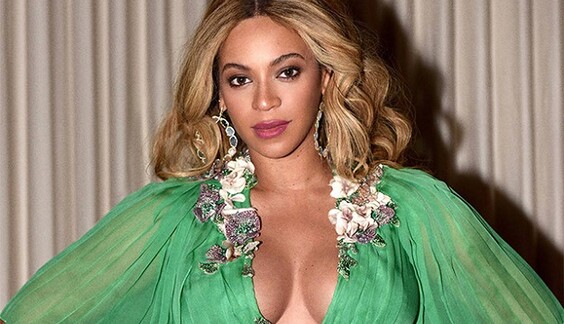 Беременная Бейонсе удивила обувью на огромной шпильке