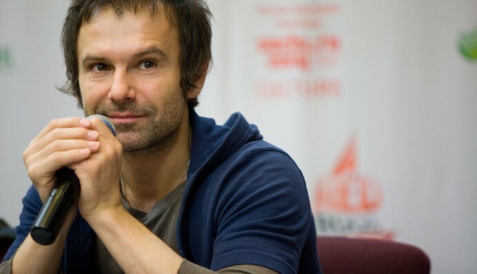 Маски-шоу: Святослав Вакарчук удивил сети новым образом 