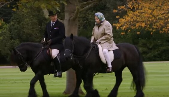 Не дождетесь: 90-летняя королева Великобритании прокатилась верхом