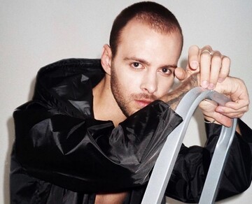 Макс Барских поздравил женщин с 8 Марта пикантным фото