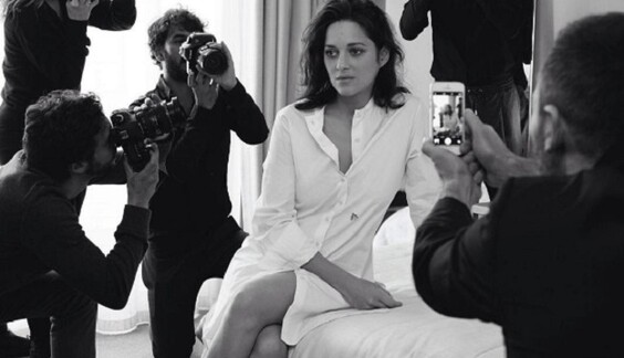 Губы уточкой и грудь напоказ: Марион Котийяр удивила вульгарными фото