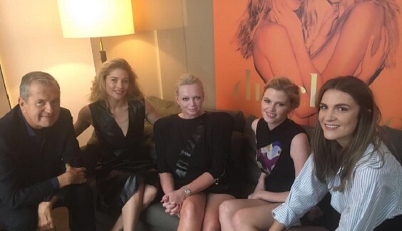 Даутцен Крус и Лара Стоун полностью обнажились для Vogue