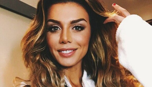 Беременная Анна Седокова продемонстрировала шикарную растяжку