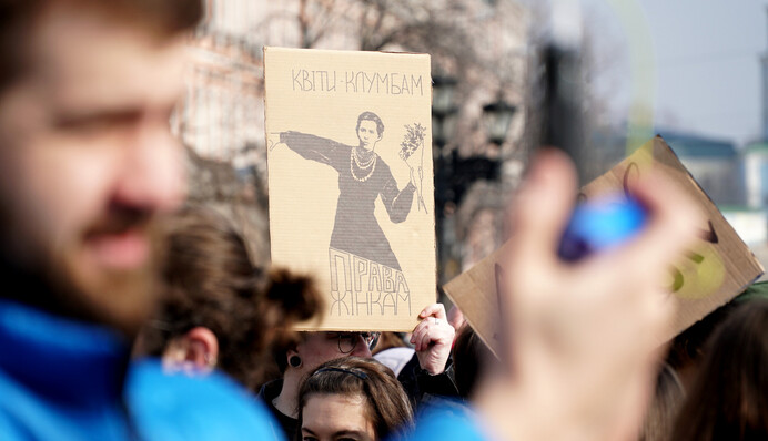 8 березня в Києві: чоловіки з квітами і напад на феміністок