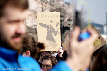 8 березня в Києві: чоловіки з квітами і напад на феміністок