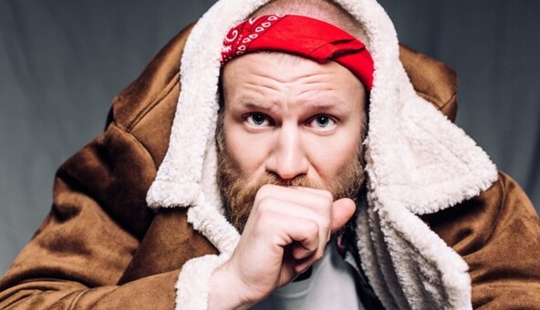 С бородой, на шпильках и в кожаном корсете: Иван Дорн выпустил скандальный видеоклип