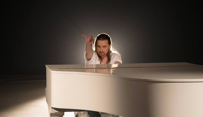 Звезда 90-х признался, что имел проблемы из-за бисексуальности в университете