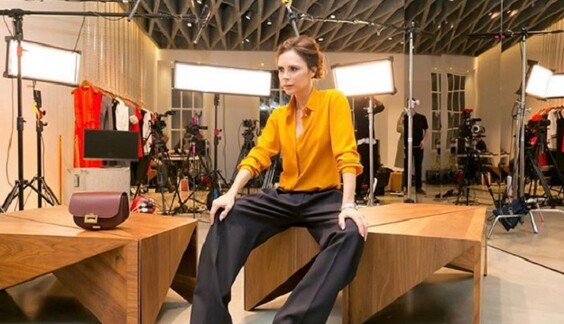 Она умеет улыбаться: Викторию Бекхэм засняли смеющейся