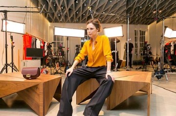 Она умеет улыбаться: Викторию Бекхэм засняли смеющейся