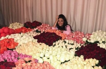 Санту Димопулос засыпали розами и драгоценностями